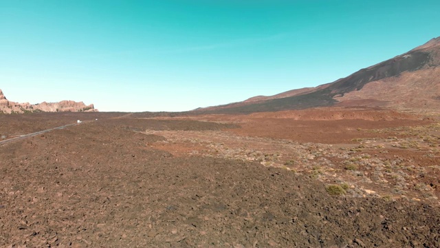 天线。加那利群岛，泰德火山。国家公园。在红色的山脉和蓝色的天空的背景下，公路上有骑着的汽车山谷。殖民和迁移到火星和其他星球的概念。反向运动视频素材