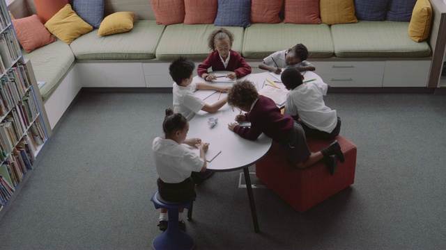 学生们在图书馆借书视频素材