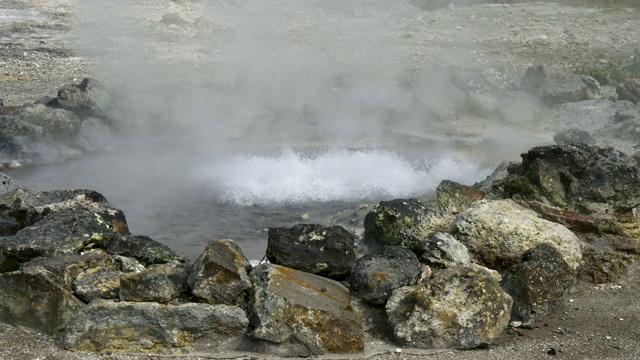 葡萄牙亚速尔群岛圣米格尔温泉的弗纳斯火山喷气孔中沸腾的水视频素材