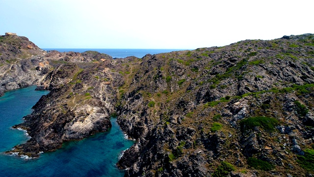 西班牙克鲁斯角海湾上的船只全景。在地中海后面有岩石和树木的山谷的美妙景色。视频素材