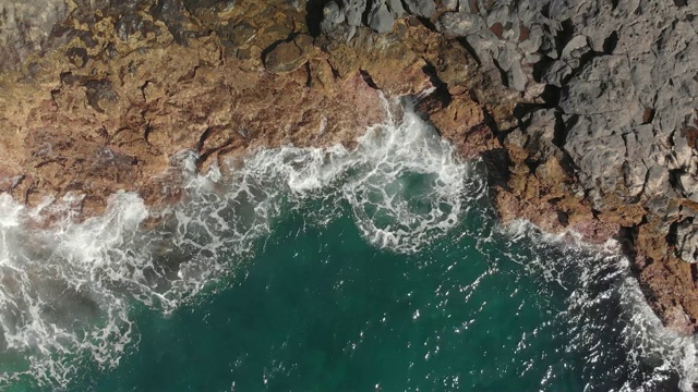 空中射击。立面图。海浪拍打着火山海岸线上的石头视频素材