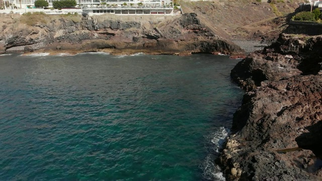 火山海岸。景观是黄色和棕色的大石头视频素材