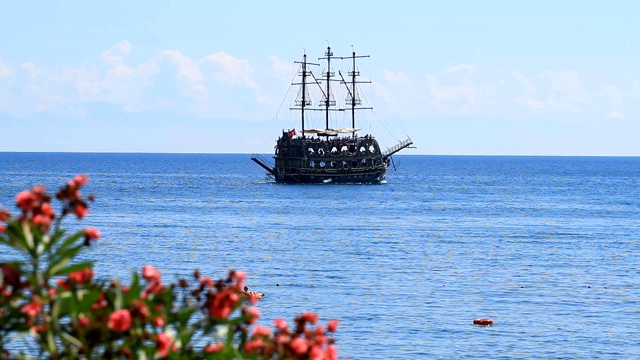 夹竹桃花和一艘海盗船在凯默航行视频素材