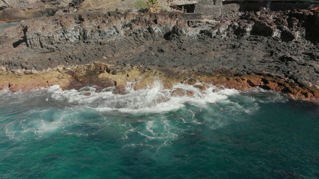 岛上火山海岸上废弃的古代人们的石头建筑视频素材