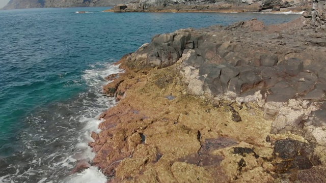 波浪拍打着石岸视频素材