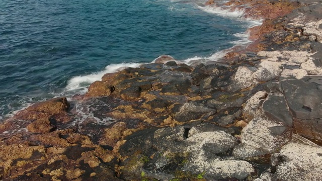 海浪，盘旋的浪花溅起蓝色和蓝绿色的海岸线视频素材