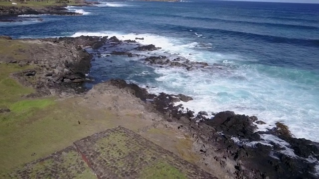 复活节岛阿胡瓦乌里和阿胡塔海摩埃平台上空的航拍。一架近距离的无人机穿过摩埃石像和海岸线。神奇的历史背后的摩埃和传统4/5视频素材