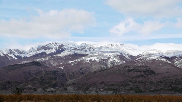 宽镜头延时在自然，雄伟的景观场景在山，美丽的自然，云景，阳光穿过云层，冬季，形成云，POV视频素材