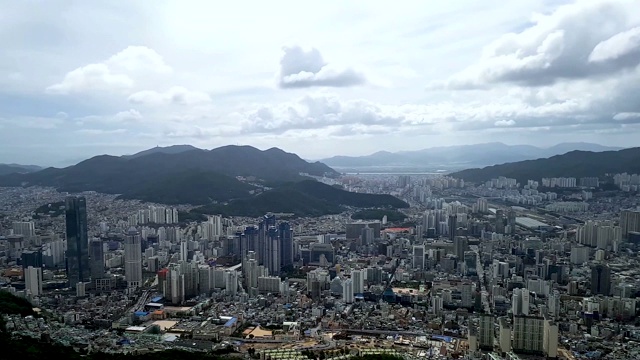 云在建筑和山脉上的时间流逝，釜山，韩国，亚洲视频素材