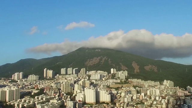 云在建筑和山脉上的时间流逝，釜山，韩国，亚洲视频素材