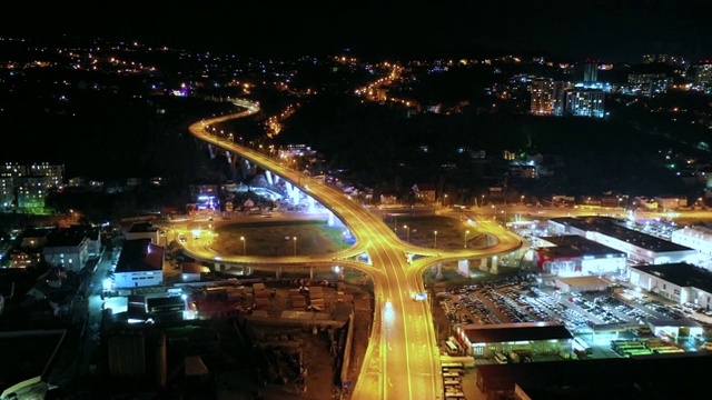 俄罗斯索契市中心高速公路立交桥交通鸟瞰图。夜景。4 k UHD间隔拍摄视频素材