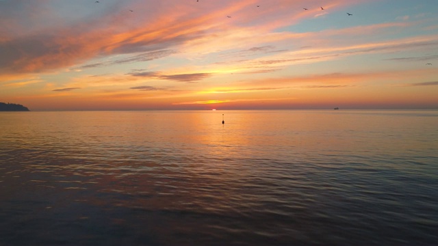 大海日出，海浪平静视频素材