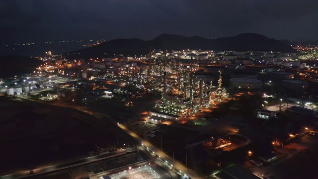 炼油厂夜间鸟瞰图视频素材