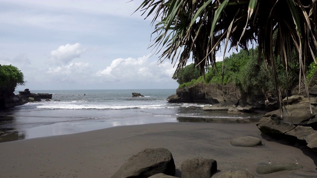 巴厘岛海滩的海景，石头和海滩。印度尼西亚巴厘岛视频素材