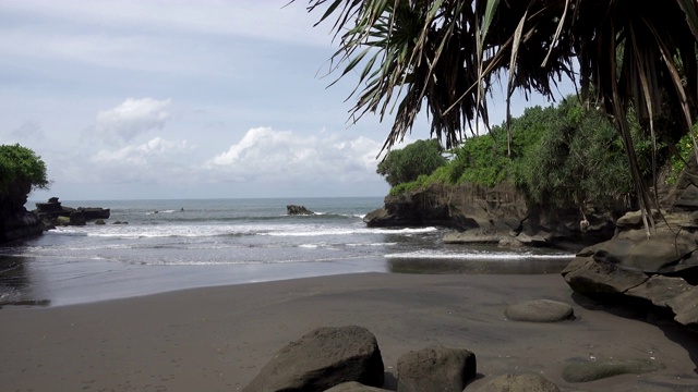 巴厘岛海滩的海景，石头和海滩。印度尼西亚巴厘岛视频素材