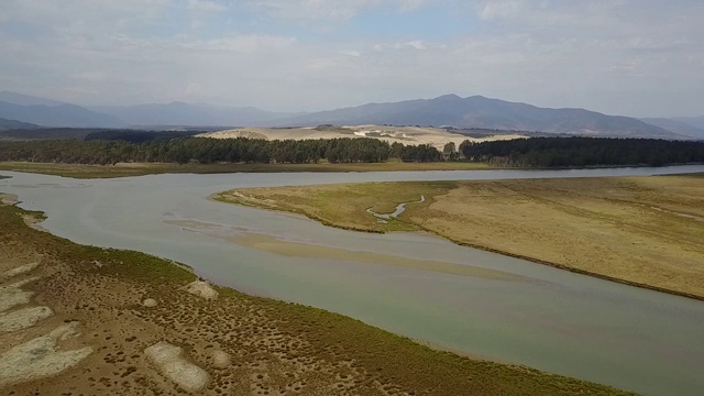 在瓦尔帕莱索地区的萨利纳斯德拉利海滩的鸟瞰图，一个惊人的和野生的沙滩沙丘，三角洲河和一个非常好的冲浪点在智利中部，4K航拍原始无人机镜头视频素材