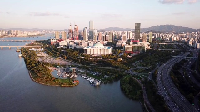 美丽的城市景观鸟瞰首尔市，韩国。视频素材