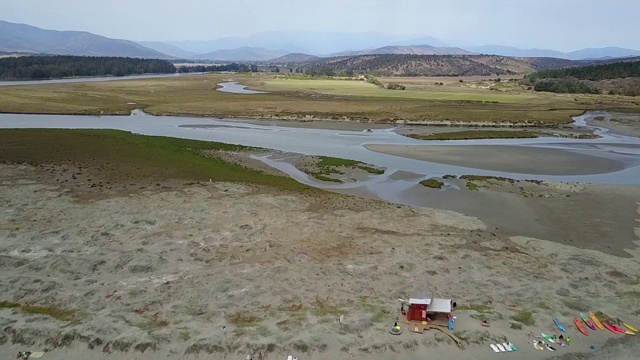 在瓦尔帕莱索地区的萨利纳斯德拉利海滩的鸟瞰图，一个惊人的和野生的沙滩沙丘，三角洲河和一个非常好的冲浪点在智利中部，4K航拍原始无人机镜头视频素材