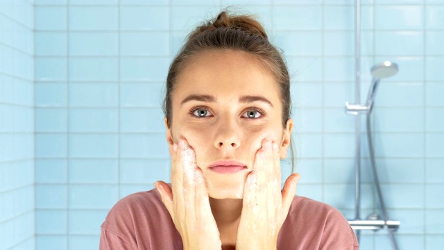 女人在浴室视频素材