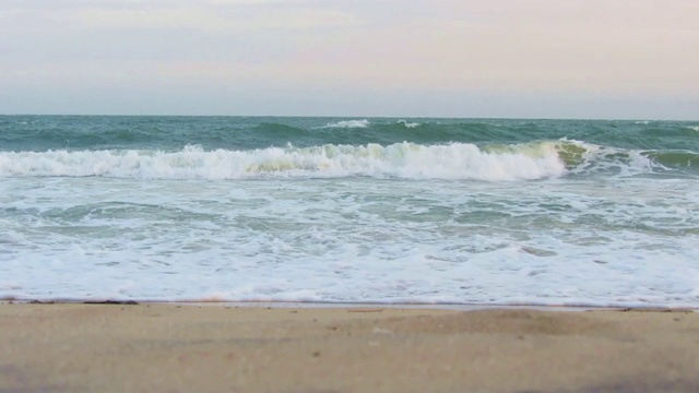 海浪冲刷着沙滩视频素材