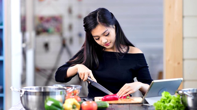 可爱的年轻亚洲家庭主妇在厨房烹饪新鲜健康的饭菜视频素材