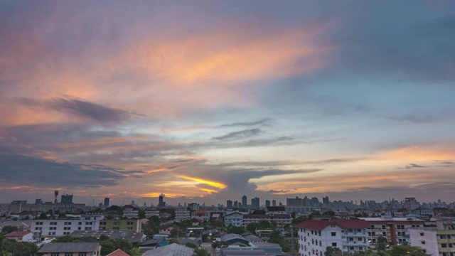 白天到夜晚的延时云天空景观。视频素材