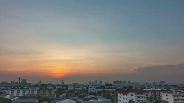 白天到夜晚的延时云天空景观。视频素材