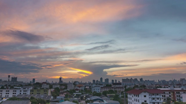 白天到夜晚的延时云天空景观。视频素材