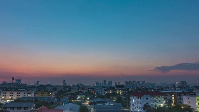 白天到夜晚的延时云天空景观。视频素材