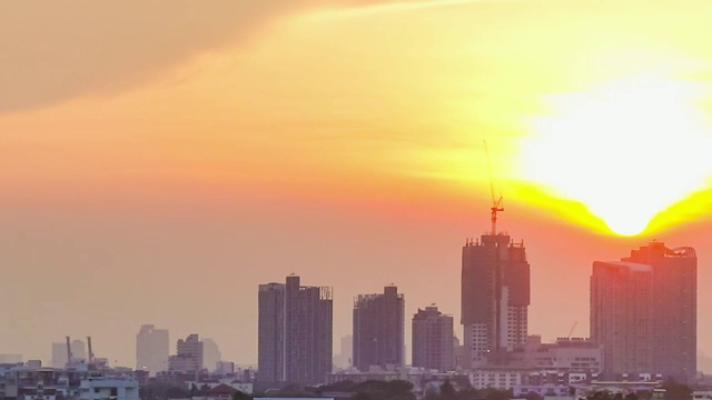 白天到夜晚的延时云天空景观。视频素材