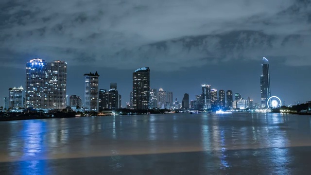 河边的建筑物在城市的夜晚，时光流逝视频素材