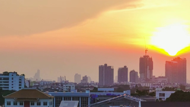 白天到夜晚的延时云天空景观。视频素材