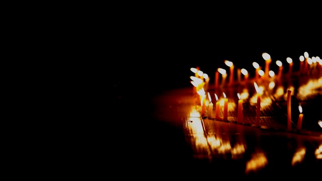 蜡烛火火焰在圆蜡烛上燃烧视频素材