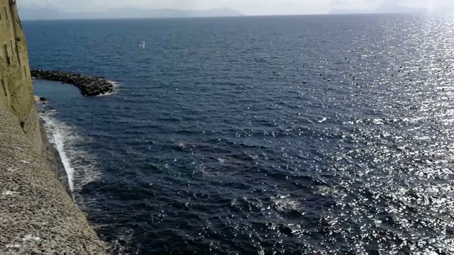 海鸥在奥沃城堡上空飞翔视频素材