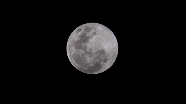 满月在黑暗的夜晚美丽的背景视频素材
