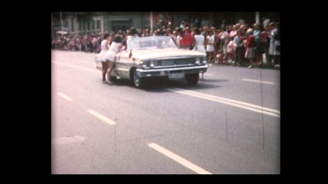 1964年，身穿白色连衣裙的瑞士女孩分发五颜六色的三角旗视频素材