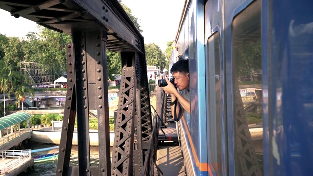 泰国北碧府桂河大桥乘火车旅游。视频素材