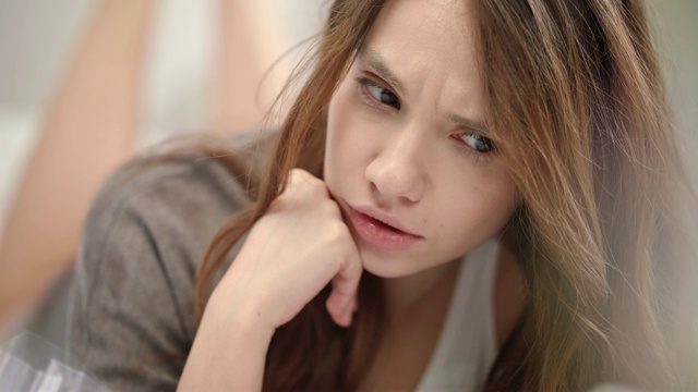 担心女人的脸。近距离的美丽的女人与担心的脸表情视频素材