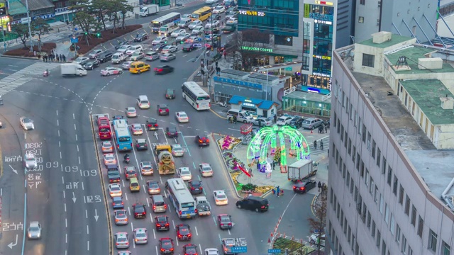 在釜山光宝洞十字路口行驶的手推车的夜景视频素材