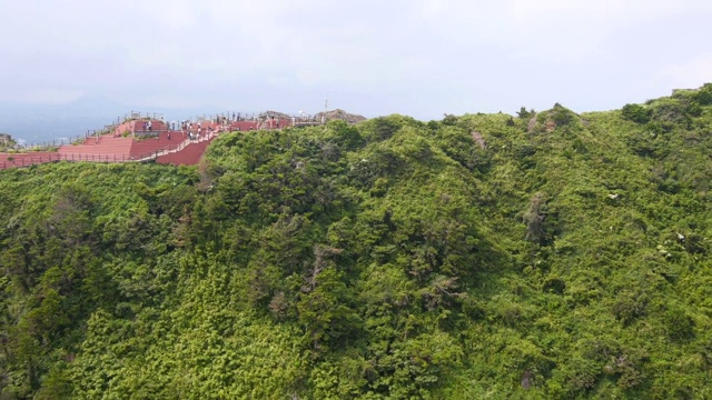 游客的景观和济州岛的Seongsan Ilchulbong凝水锥视频素材