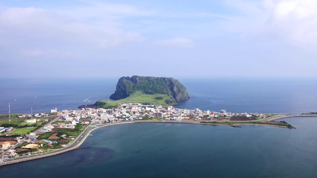 济州岛Seongsan Ilchulbong凝灰岩锥景观视频素材