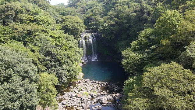 天台瀑布风光(位于济州岛的三层瀑布)视频素材