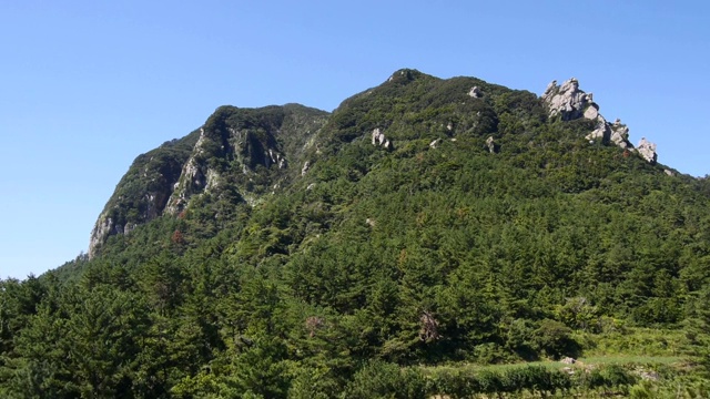 济州岛的三帮山景观和晴朗的天空视频素材