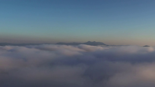 山谷和美丽的云彩在黎明视频素材