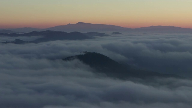 山谷和美丽的云彩在黎明视频素材
