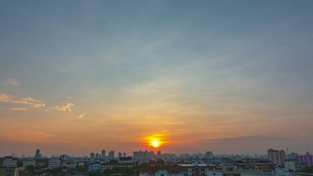 白天到夜晚的延时云天空景观。视频素材