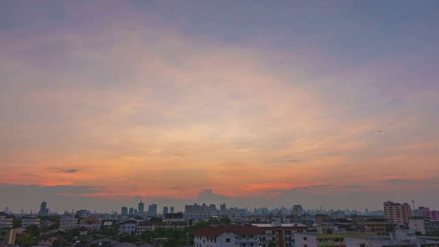 白天到夜晚的延时云天空景观。视频素材