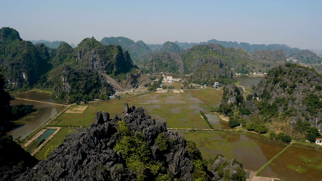 美丽的喀斯特景观和稻田景观视频素材