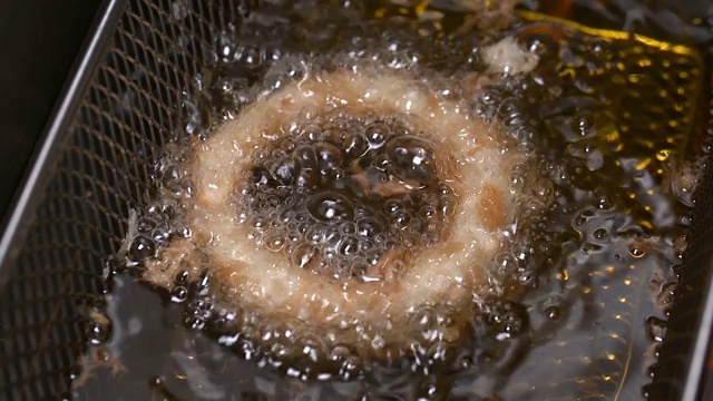 油炸鱿鱼圈用筛子油炸视频素材