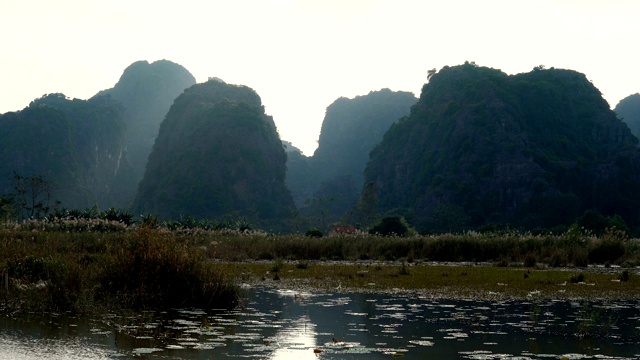 美丽的喀斯特景观和稻田景观视频素材